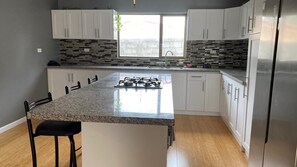 Kookgerei, borden en bestek, een keukeneiland