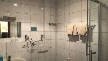 Un bagno moderno con lavandino, WC e doccia.