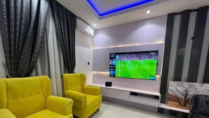 Family Room, Balcony, City View | Ruang tamu | TV skrin rata, konsol permainan video 