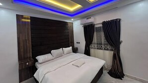 Family Room, Balcony, City View | Meja, ruang kerja komputer riba, kalis bunyi, Wi-fi percuma 