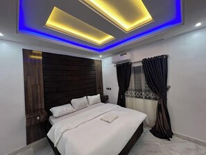 Family Room, Balcony, City View | Desk, laptop workspace, soundproofing, free WiFi - Gilllant Luxury Homes Apartment (Benin City)