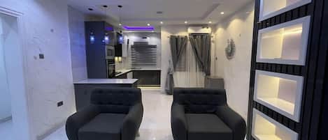 家庭客房, 陽台, 城市景觀 | 起居區 | 平面電視、電視遊樂器