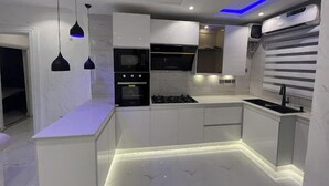 Family Room, Balcony, City View | Dapur peribadi | Peti sejuk, ketuhar gelombang mikro, ketuhar, dapur 