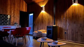Habitación clásica con 1 cama doble o 2 individuales, vistas a la montaña | Zona de estar