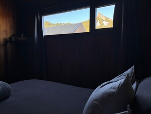 Klassieke kamer, 1 twee- of 2 eenpersoonsbedden, uitzicht op bergen | Een kluis op de kamer, gratis wifi