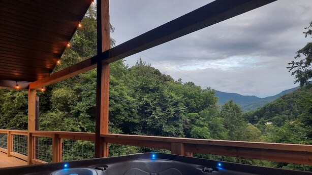 Ein Whirlpool mit Blick auf ein bewaldetes Gebirge.