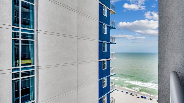 Un immeuble de grande hauteur offrant une vue sur la plage et l’océan.