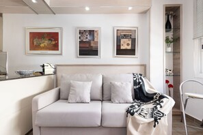 A modern living room with a sofa, a coffee table, and artwork on the wall. - Unik Vacation Zamenhoff (Tarragona)