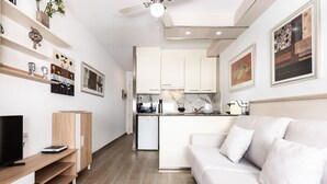 A modern kitchen with white cabinets, a built-in oven, and a countertop. - Unik Vacation Zamenhoff (Tarragona)