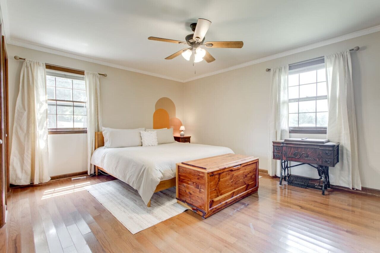 3 quartos, escrivaninha, ferros/tábuas de passar roupa, berço de viagem