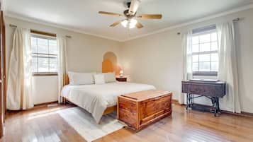 3 quartos, escrivaninha, ferros/tábuas de passar roupa, berço de viagem