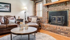 Unclassified image, 4 of 35, button - Southall Cottage: 3bd*Serene Outdoor Space* (Franklin)