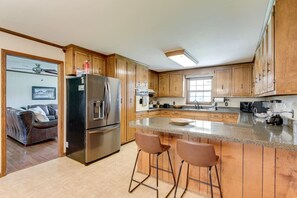 Kjøleskap, mikrobølgeovn, ovn og kokeplater