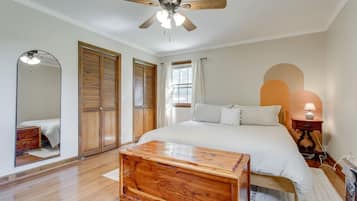 3 quartos, escrivaninha, ferros/tábuas de passar roupa, berço de viagem