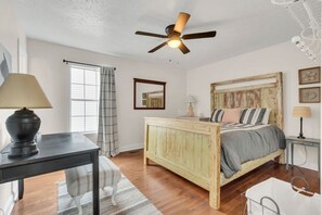 2 室のベッドルーム、デスク、アイロン / アイロン台、旅行用ベビーベッド