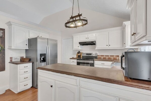 冷蔵庫、電子レンジ、オーブン、コンロ