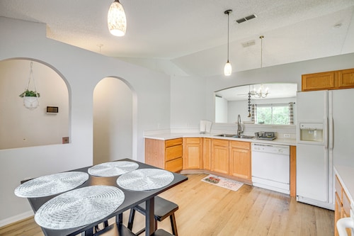 6 Mi to Downtown: Bright Palm Coast Getaway!