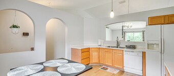 6 Mi to Downtown: Bright Palm Coast Getaway!