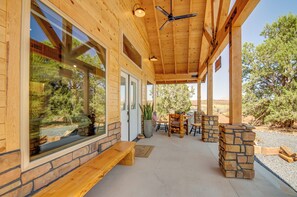 House (1 Bedroom) | Interior - Premium Apple Valley Cabin w/ Zion Natl Park View (Hurricane)