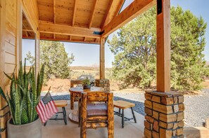 House (1 Bedroom) | Interior - Premium Apple Valley Cabin w/ Zion Natl Park View (Hurricane)