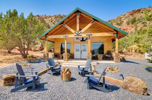Apple Valley Cabin w/ Views, Dogs Welcome