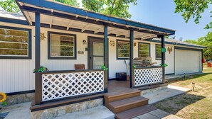 A mobile home with a porch, steps, and a grill. - Somerville Lake House - Walk to Water! (Somerville)