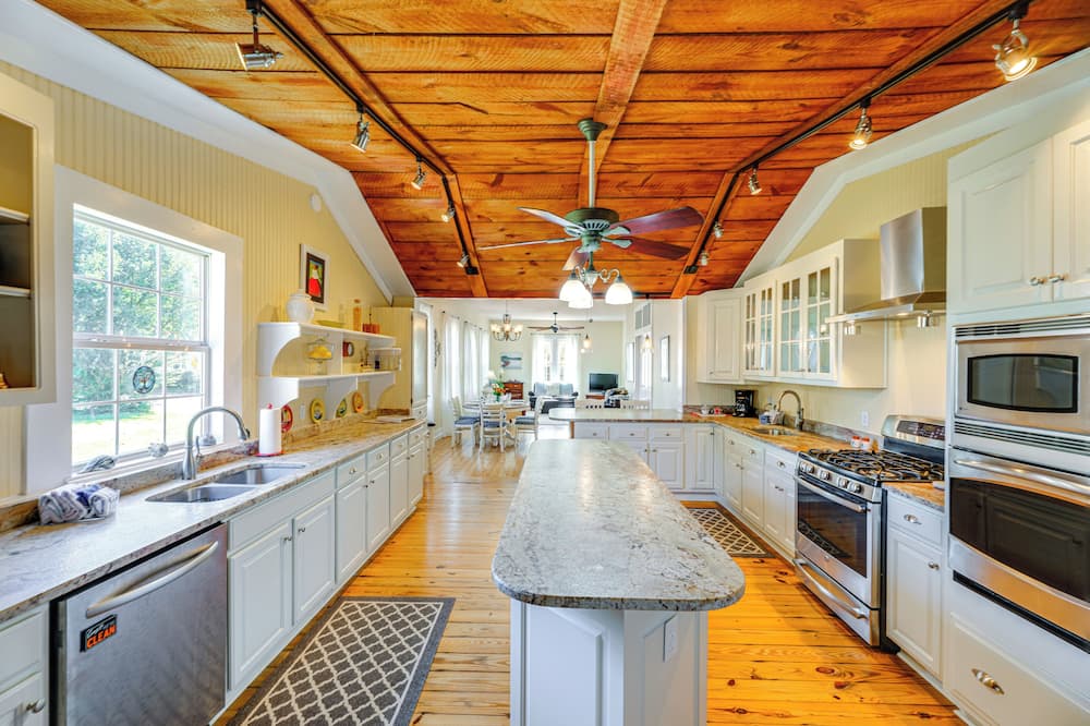 Home w/ Fire Pit < 1 Mi to Willis Wharf Boat Ramp! - Silver Beach, VA