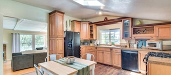 Sonora Hilltop Home: Scenic Views, Pet Friendly!