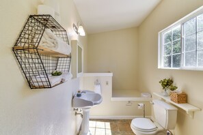 House (4 Bedrooms) | Interior - Sonora Hilltop Home: Scenic Views, Pet Friendly! (Sonora)