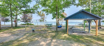 Higgins Lake Cabin - Walk to Water!