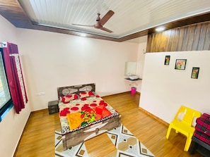 Deluxe Room | Free WiFi, bed sheets