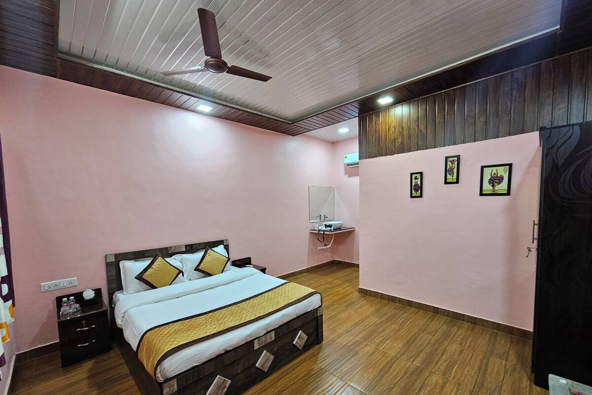 Ein Schlafzimmer mit Bett, Nachttisch und Deckenventilator.