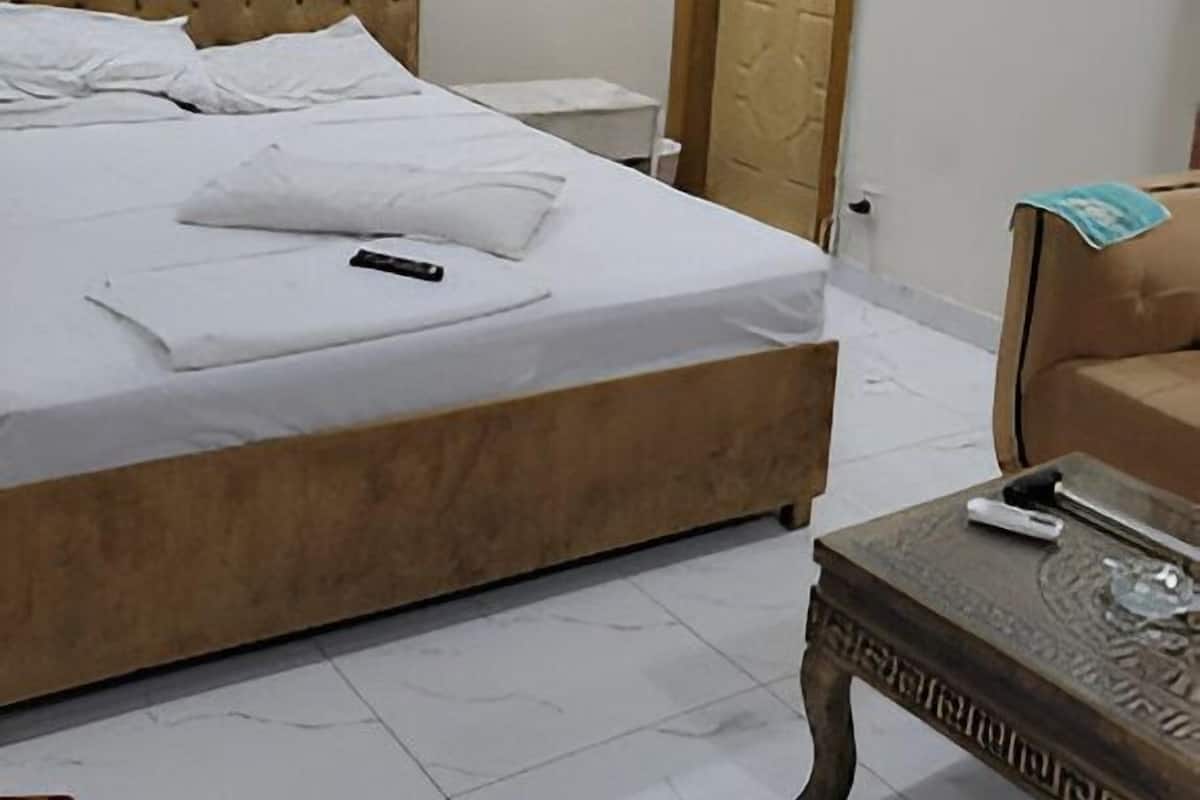 Chambre Triple | Salle de bain | Douche, serviettes fournies, savon, papier toilette