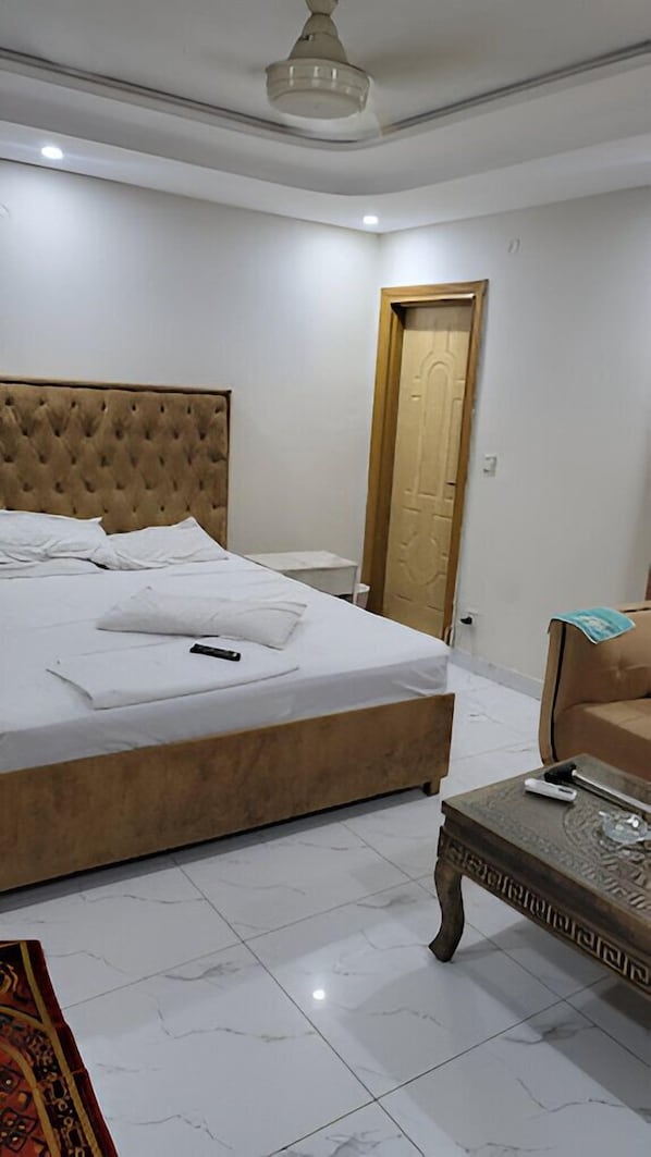 Kolmen hengen huone | Kylpyhuone | Suihku, pyyhkeet, saippua, vessapaperi