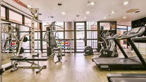 A gym with various exercise equipment including treadmills, a bench press, and weight machines. - Get a Flat 604 - Jardim Paulista  (São Paulo)