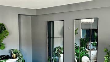 Superior Apartment, Sea View | In-room dining