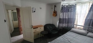 2 chambres, fer et planche à repasser, Wi-Fi, draps fournis