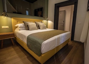 In-room safe, desk, laptop workspace, soundproofing - TREVI MONTI HOUSE  (Rome)