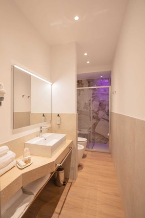 In-room safe, desk, laptop workspace, soundproofing - TREVI MONTI HOUSE  (Rome)
