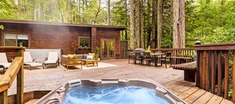 TreeTops Bungalow ~ Spacious and Spacious 2 Bedroom, Hot Tub, Woof!