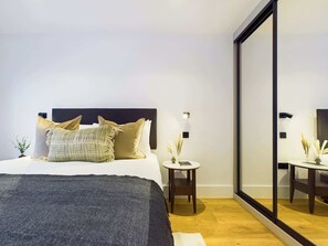 2 soverom, skrivebord, strykejern/-brett og reiseseng for barn