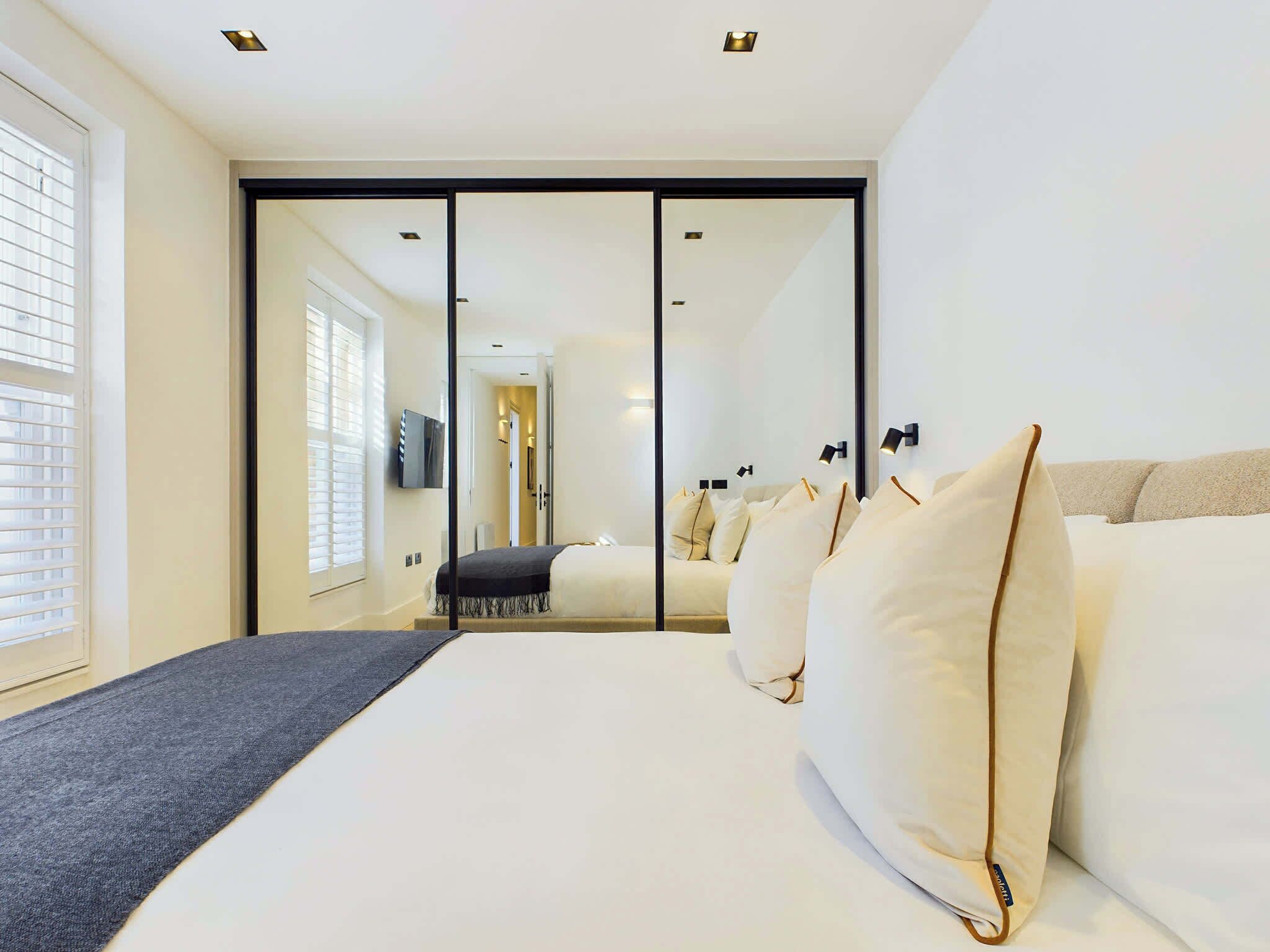 2 chambres, bureau, fer et planche à repasser, lit parapluie