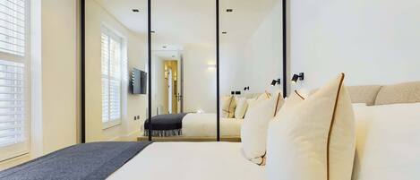 2 chambres, bureau, fer et planche à repasser, lit parapluie