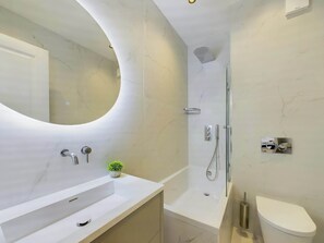 Douche, sèche-cheveux, serviettes fournies