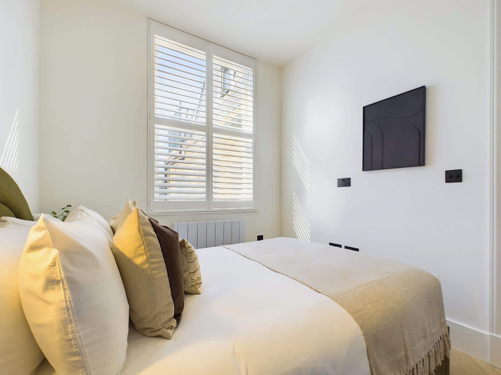 2 間睡房、書桌、熨斗/熨衫板、可攜式嬰兒床