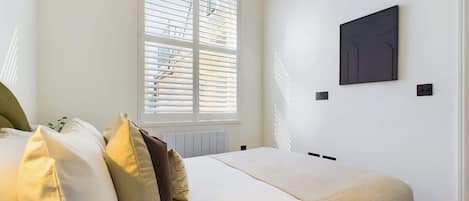 2 bedrooms, desk, iron/ironing board, travel cot