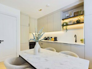 Réfrigérateur, micro-ondes, four, plaque de cuisson