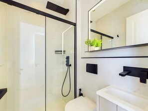 Dusj, hårføner og håndklær