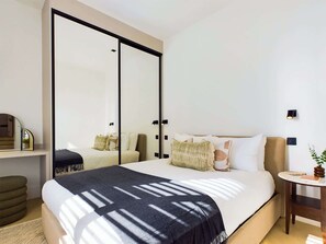 2 soverom, skrivebord, strykejern/-brett og reiseseng for barn