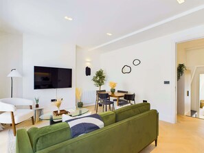 TV, offices - Penthouse Apartment with Balcony in Maida Vale (Greater London)